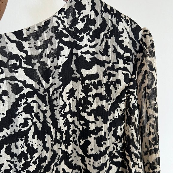 Blousology Women's Size 2X Abstract Long Sleeve Scoop-Neck Tie-Cuff Blouse - Picture 9 of 13